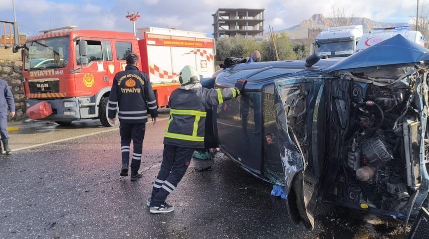 Mardin&rsquo;de ref&uuml;je &ccedil;arpan otomobilin s&uuml;r&uuml;c&uuml;s&uuml; yaralandı
