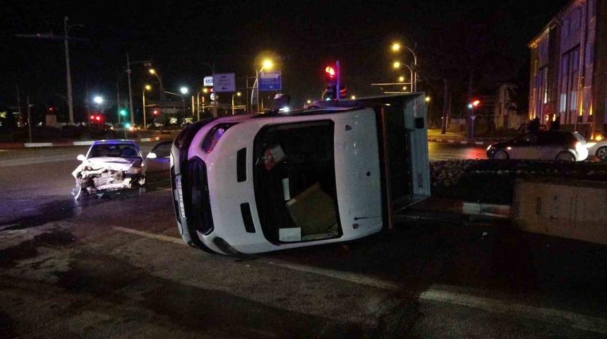 Malatya&rsquo;da kamyonetin devrilme anı kamerada