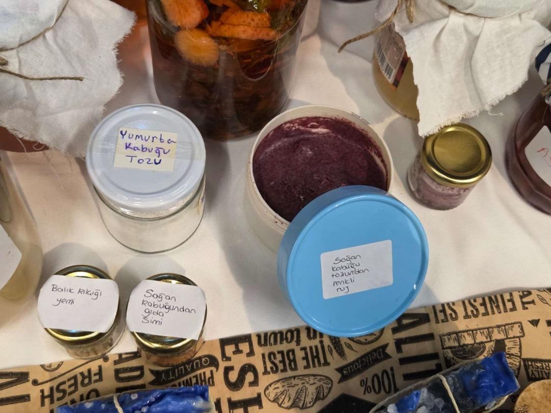 En sağlıklı ruj: &Ccedil;&ouml;pe gidecek soğan kabuklarından ruj yaptılar! 2