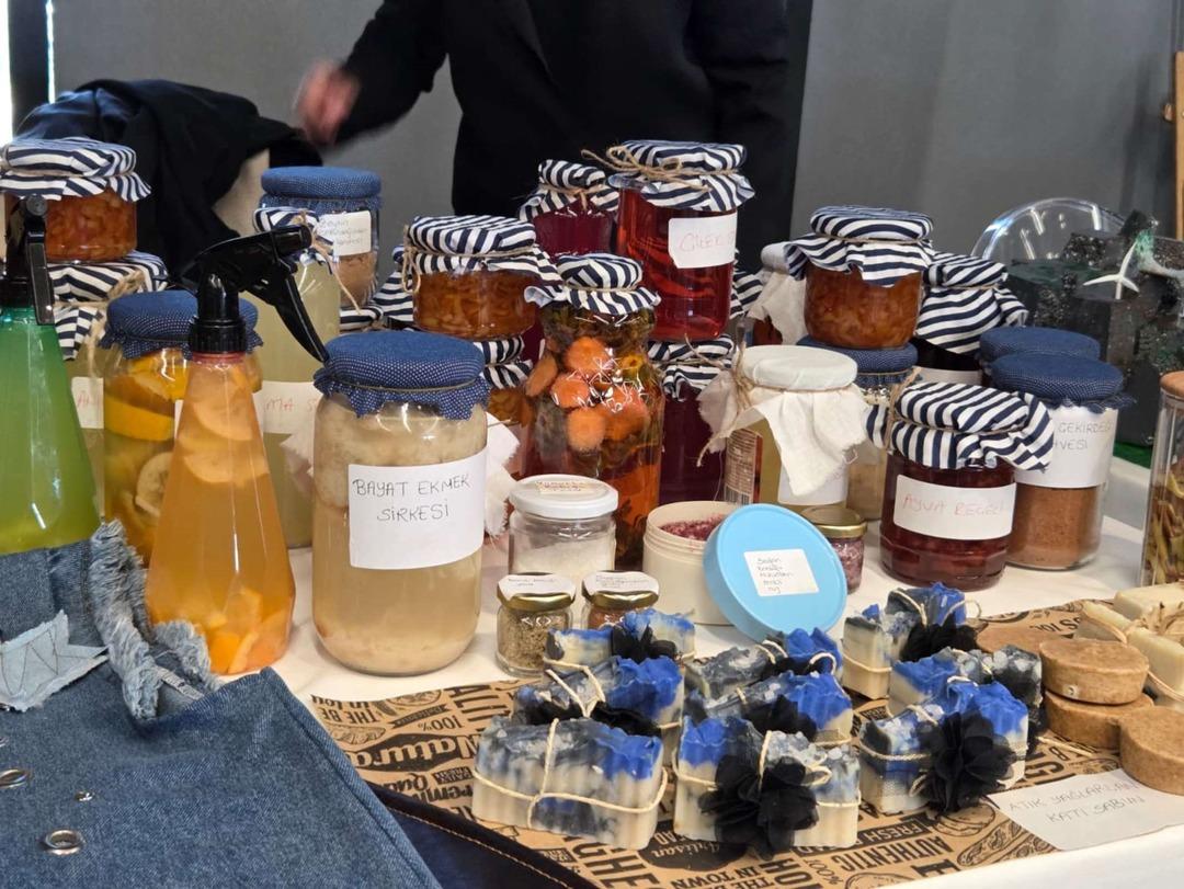 En sağlıklı ruj: &Ccedil;&ouml;pe gidecek soğan kabuklarından ruj yaptılar! 3