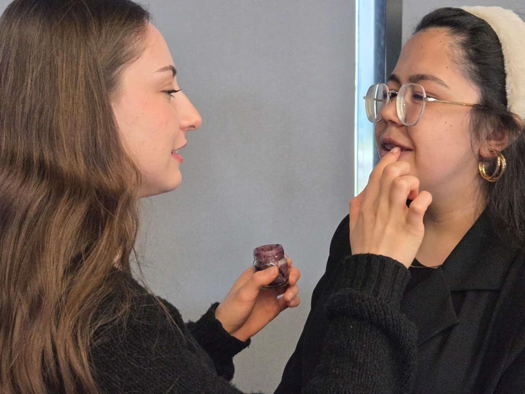 En sağlıklı ruj: &Ccedil;&ouml;pe gidecek soğan kabuklarından ruj yaptılar! 6