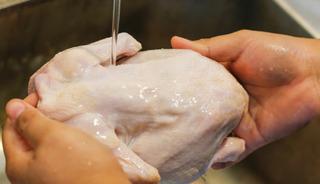 Gıda m&uuml;hendisinden &ccedil;iğ tavuk uyarısı: Bu hatayı yapıyorsanız risk altındasınız! 