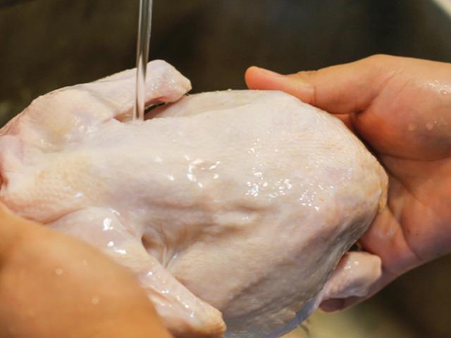 Gıda m&uuml;hendisinden &ccedil;iğ tavuk uyarısı: Bu hatayı yapıyorsanız risk altındasınız! 