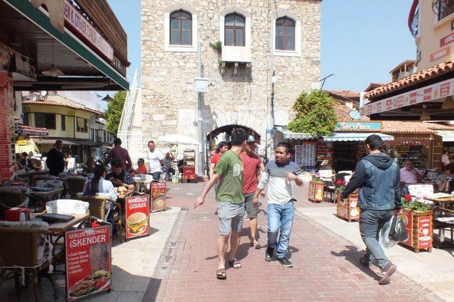 Dünya turuna çıkan ünlü turist gemisi Kuşadası’nda