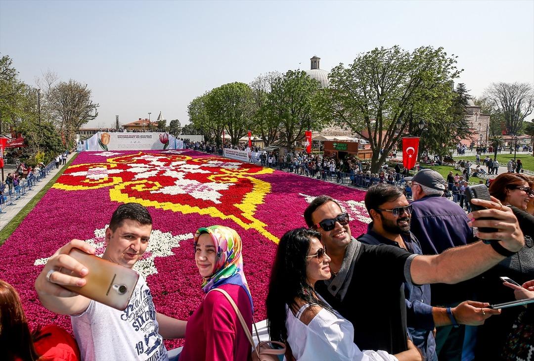 D&uuml;nyanın en b&uuml;y&uuml;k canlı lale halısı g&ouml;r&uuml;c&uuml;ye &ccedil;ıktı