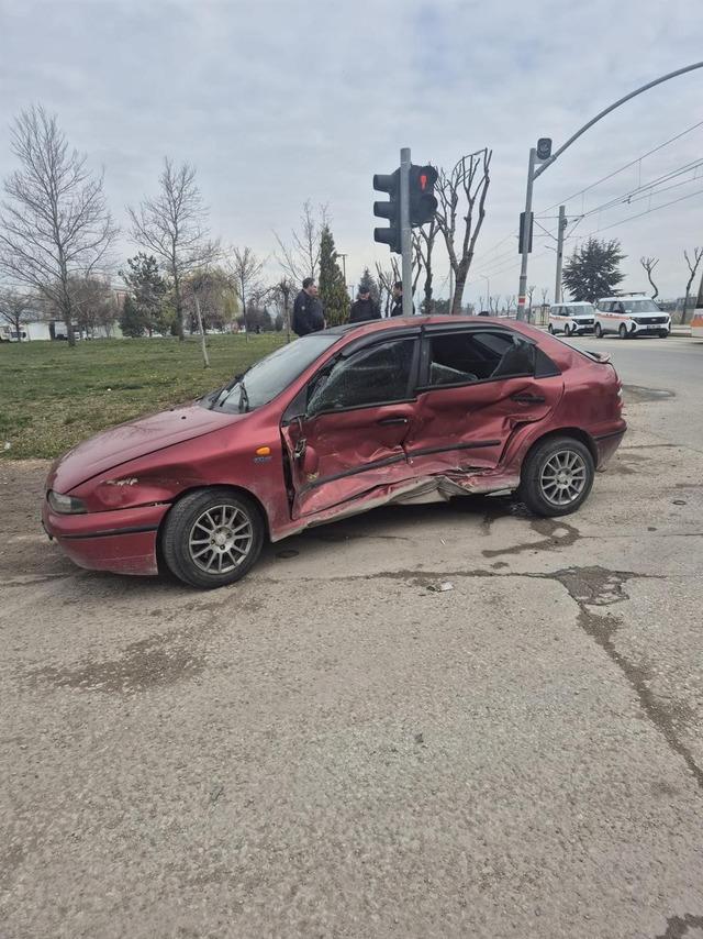 Eskişehir&rsquo;de otomobille tramvay &ccedil;arpıştı: 2 yaralı 1