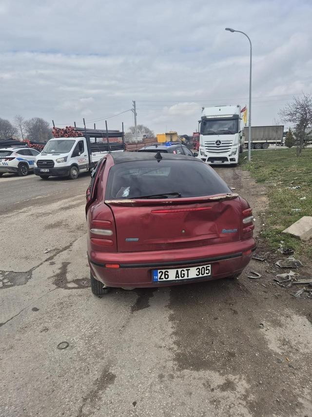 Eskişehir&rsquo;de otomobille tramvay &ccedil;arpıştı: 2 yaralı 2