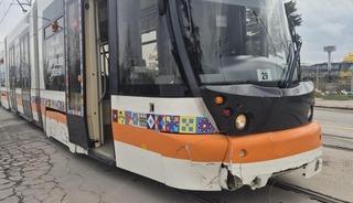 Eskişehir&rsquo;de otomobille tramvay &ccedil;arpıştı: 2 yaralı