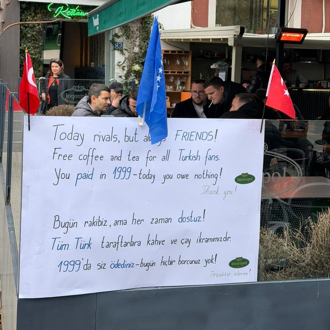 Dev ma&ccedil; &ouml;ncesi Kosova&rsquo;da bir kafede asılan yazı sosyal medyada g&uuml;ndem oldu! 1