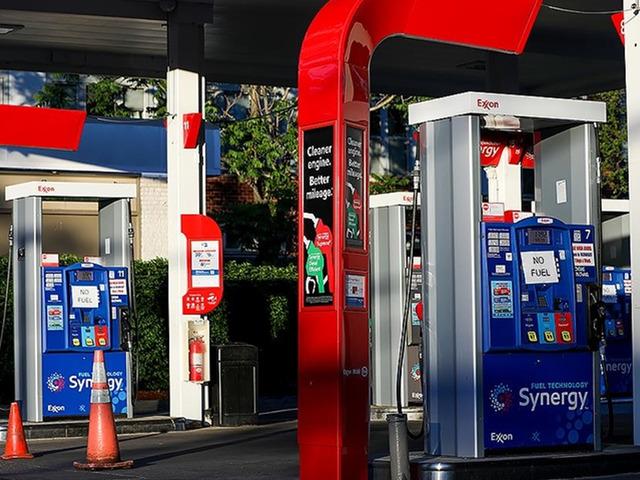 ABD'de 2022'den bu yana ilk! Benzin fiyatları ortalama 4 doların &uuml;st&uuml;ne &ccedil;ıktı