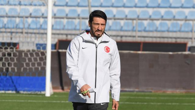 U21 Milli Takımı teknik direktörü Egemen Korkmaz Hırvatistan maçında yere yığıldı!