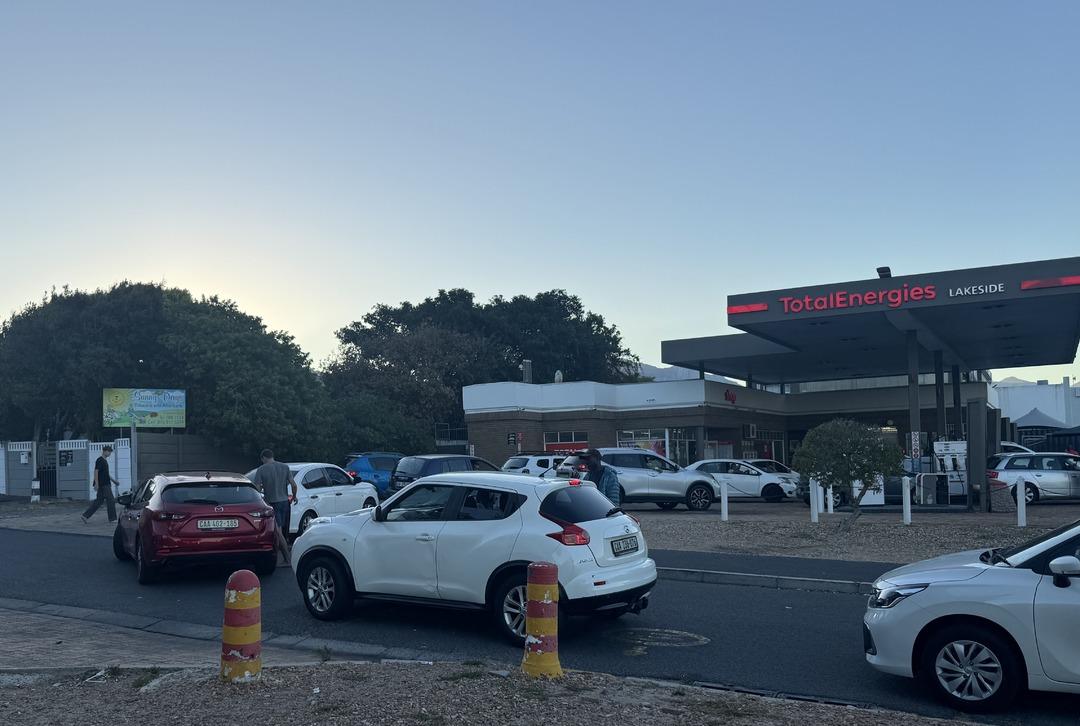 Bir &uuml;lkede akaryakıt zammı &ouml;ncesi istasyonlarda kuyruk: &Ccedil;oğu yerde t&uuml;kendi 2