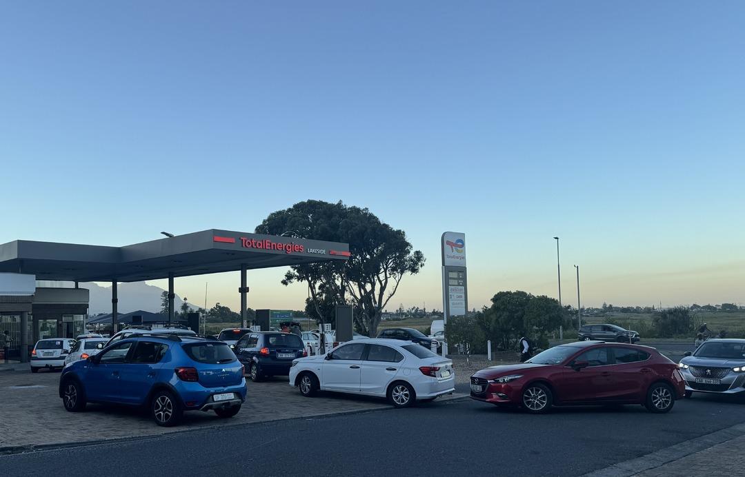 Bir &uuml;lkede akaryakıt zammı &ouml;ncesi istasyonlarda kuyruk: &Ccedil;oğu yerde t&uuml;kendi 1