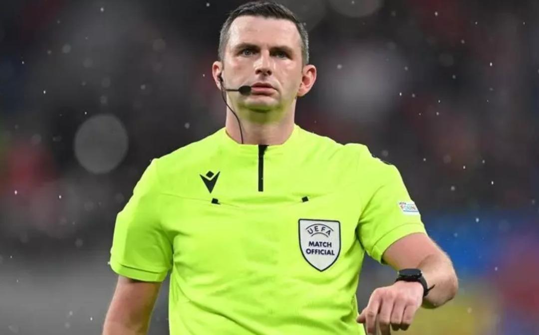 SON DAKİKA | Kosova ma&ccedil;ında hakem skandalı! Zeki &Ccedil;elik in pozisyonunda Michael Oliver sa&ccedil; baş yoldurttu... 2