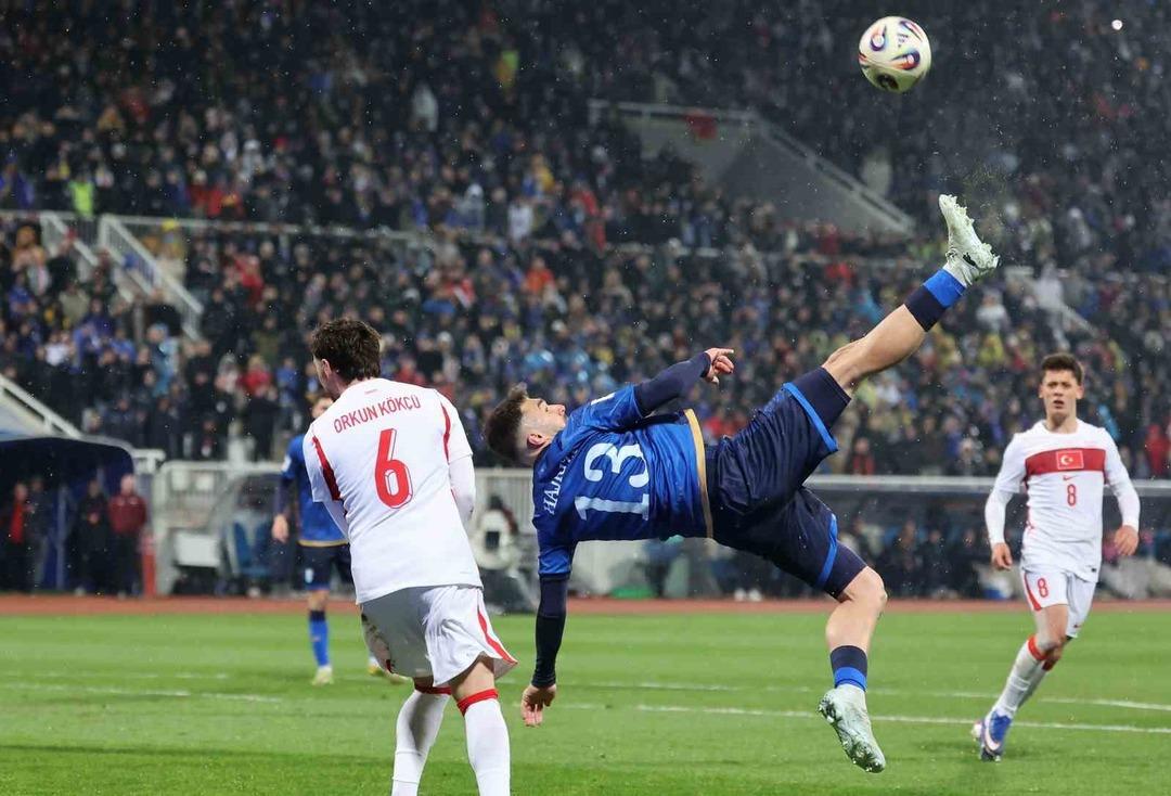 Kosova karşısında sahada orkestra şefliği yaptı! Orkun K&ouml;k&ccedil;&uuml; den tarihe ge&ccedil;en performans 1