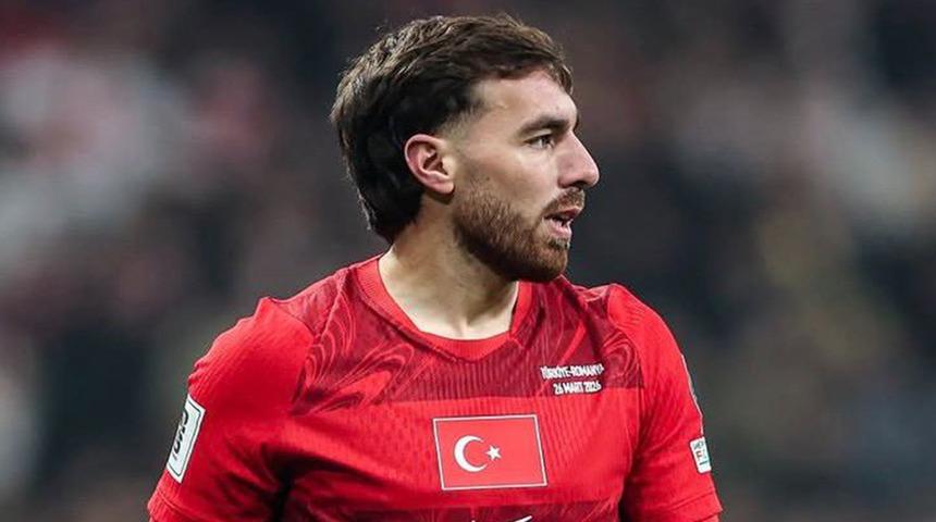 Kosova karşısında sahada orkestra şefliği yaptı! Orkun K&ouml;k&ccedil;&uuml;'den tarihe ge&ccedil;en performans