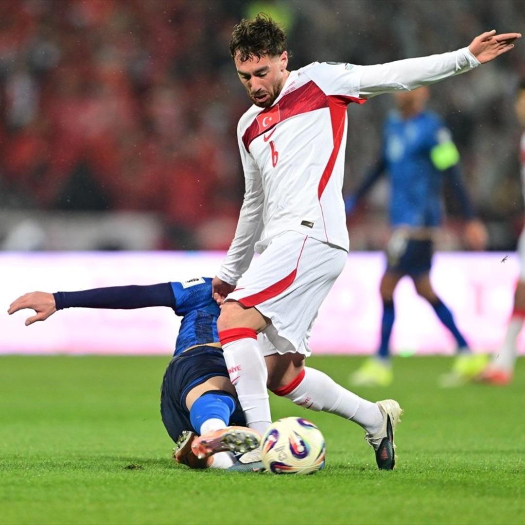 Kosova karşısında sahada orkestra şefliği yaptı! Orkun K&ouml;k&ccedil;&uuml; den tarihe ge&ccedil;en performans 2