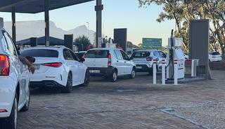 Bir &uuml;lkede akaryakıt zammı &ouml;ncesi istasyonlarda kuyruk: &Ccedil;oğu yerde t&uuml;kendi