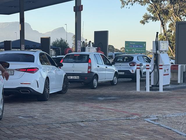 Bir &uuml;lkede akaryakıt zammı &ouml;ncesi istasyonlarda kuyruk: &Ccedil;oğu yerde t&uuml;kendi