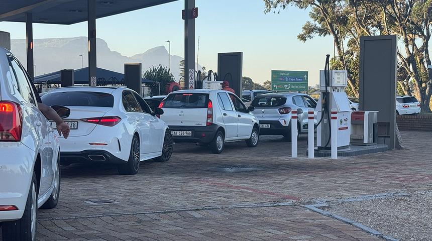 Bir &uuml;lkede akaryakıt zammı &ouml;ncesi istasyonlarda kuyruk: &Ccedil;oğu yerde t&uuml;kendi