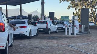 Bir ülkede akaryakıt zammı öncesi istasyonlarda kuyruk: Çoğu yerde tükendi