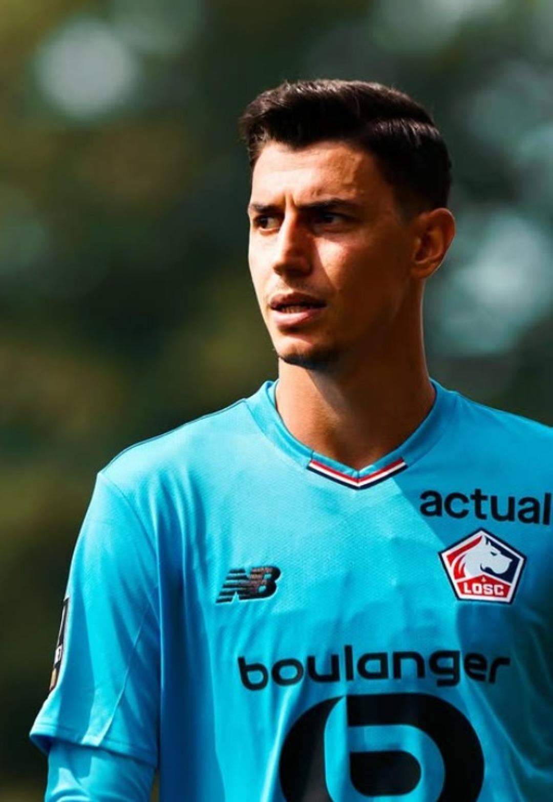 Milli futbolcu Berke &Ouml;zer aradığı aşkı buldu! Hayali kısa s&uuml;rede ger&ccedil;ek oldu 1