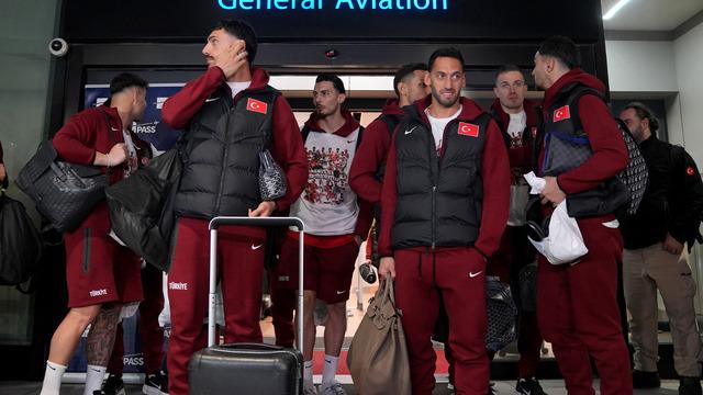 A Milli Futbol Takımı yurda döndü! Hakan Çalhanoğlu Dünya Kupası hedeflerini açıkladı