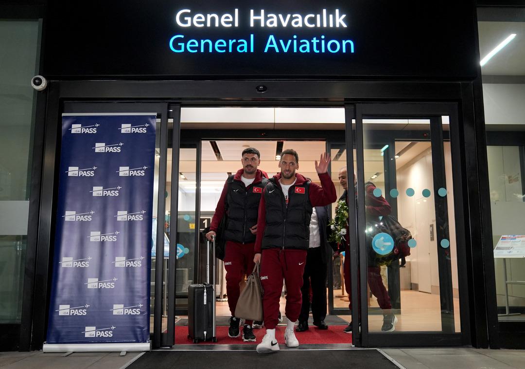 A Milli Futbol Takımı yurda d&ouml;nd&uuml;! Hakan &Ccedil;alhanoğlu D&uuml;nya Kupası hedeflerini a&ccedil;ıkladı 1