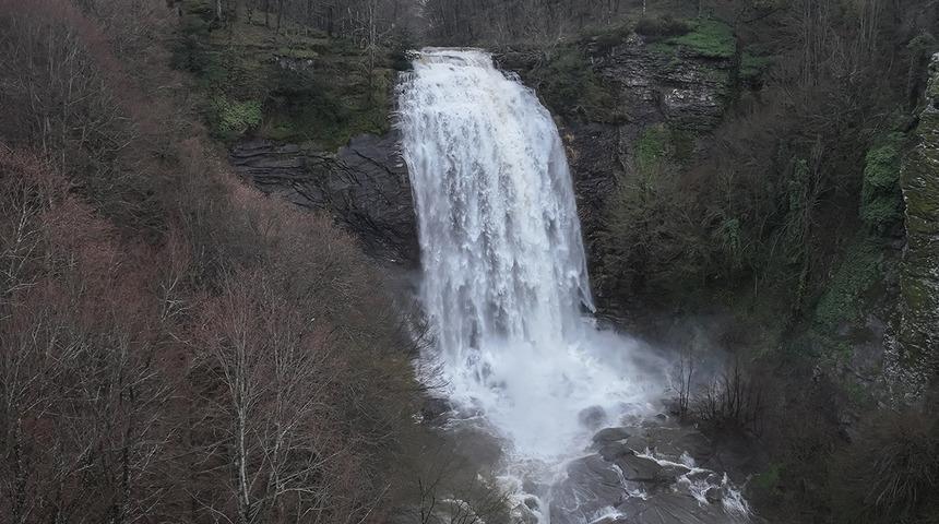 Fay kırığıyla oluştu, bahar yağışlarıyla coştu! Ziyaret&ccedil;ilerin uğrak noktası 