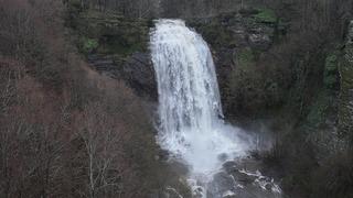 Fay kırığıyla oluştu, bahar yağışlarıyla coştu! Ziyaretçilerin uğrak noktası 
