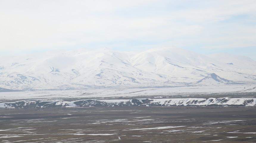 Karların erimeye başladığı Ağrı Ovası dronla g&ouml;r&uuml;nt&uuml;lendi