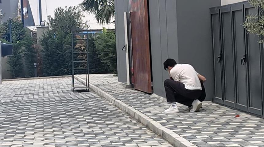 L&uuml;ks dairede yangın! Evinin yandığını g&ouml;ren gen&ccedil; g&ouml;zyaşlarına boğuldu