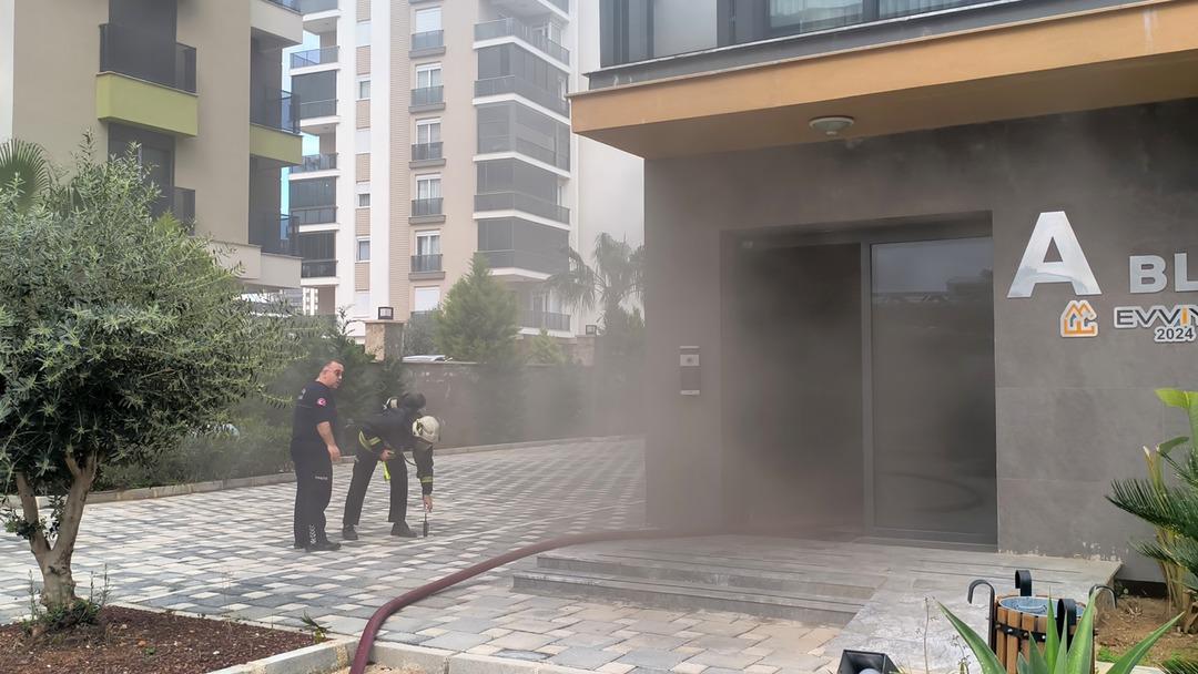 L&uuml;ks dairede yangın! Evinin yandığını g&ouml;ren gen&ccedil; g&ouml;zyaşlarına boğuldu 1