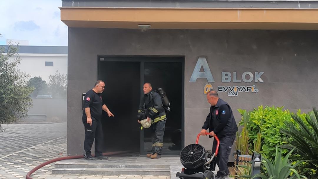 L&uuml;ks dairede yangın! Evinin yandığını g&ouml;ren gen&ccedil; g&ouml;zyaşlarına boğuldu 2