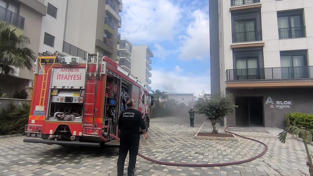 L&uuml;ks dairede yangın! Evinin yandığını g&ouml;ren gen&ccedil; g&ouml;zyaşlarına boğuldu 3