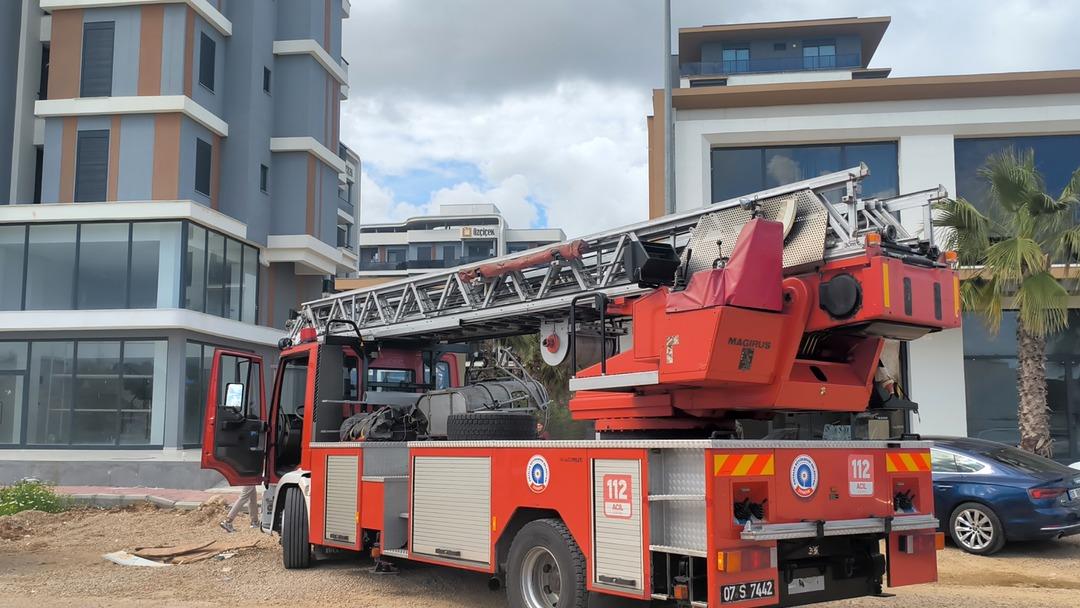 L&uuml;ks dairede yangın! Evinin yandığını g&ouml;ren gen&ccedil; g&ouml;zyaşlarına boğuldu 4