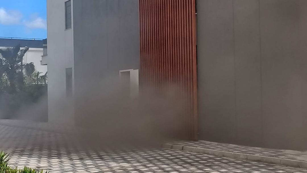 L&uuml;ks dairede yangın! Evinin yandığını g&ouml;ren gen&ccedil; g&ouml;zyaşlarına boğuldu 5