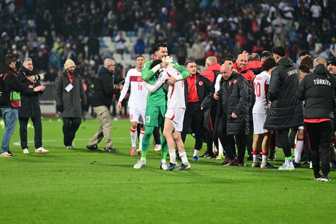 Kosova-T&uuml;rkiye ma&ccedil;ında son d&uuml;d&uuml;k geldi, Azeri spiker kendinden ge&ccedil;ti! T&uuml;yleri diken diken eden sevin&ccedil; 1