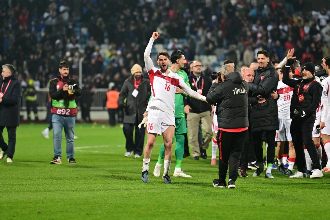 Kosova-T&uuml;rkiye ma&ccedil;ında son d&uuml;d&uuml;k geldi, Azeri spiker kendinden ge&ccedil;ti! T&uuml;yleri diken diken eden sevin&ccedil; 2