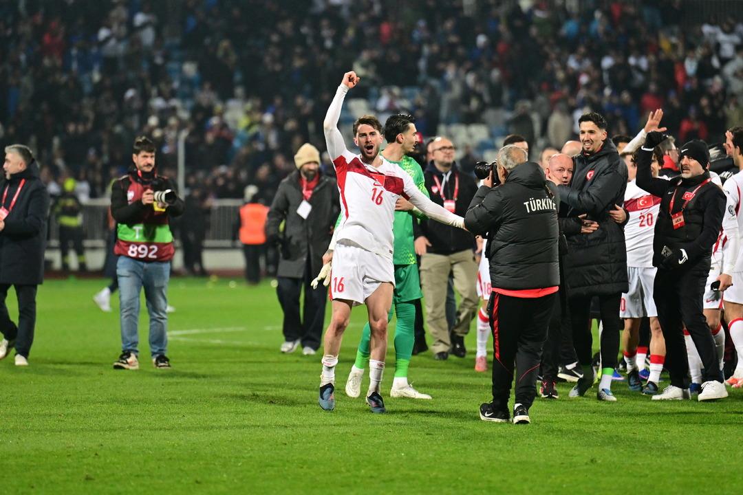 Tarihi zafer sonrası usta isimden dikkat &ccedil;eken uyarı! "Her şey olabilir, hazırlanın"