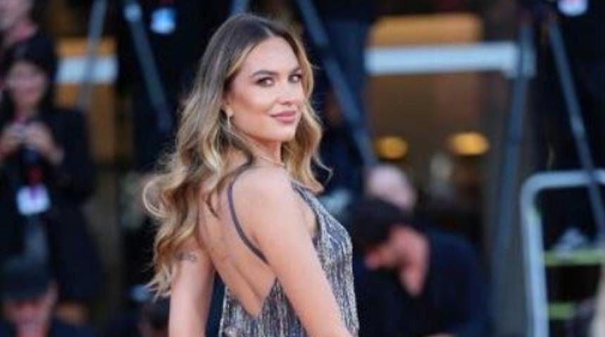 &Ouml;ld&uuml;r&uuml;len modelin mezarı a&ccedil;ıldı, başı &ccedil;alındı! İtalya&rsquo;da akılalmaz skandal