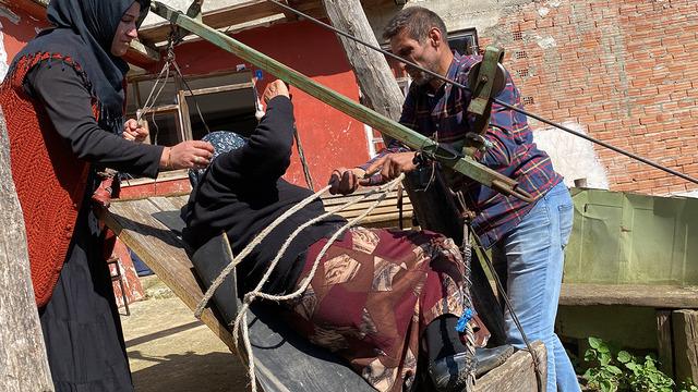 Bu eve giden yol yok! Çelik telin üzerinde tehlikeli yolculuk