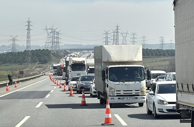 İstanbul da Kuzey Marmara Otoyolu nda tırda &ccedil;ıkan yangın s&ouml;nd&uuml;r&uuml;ld&uuml; 4