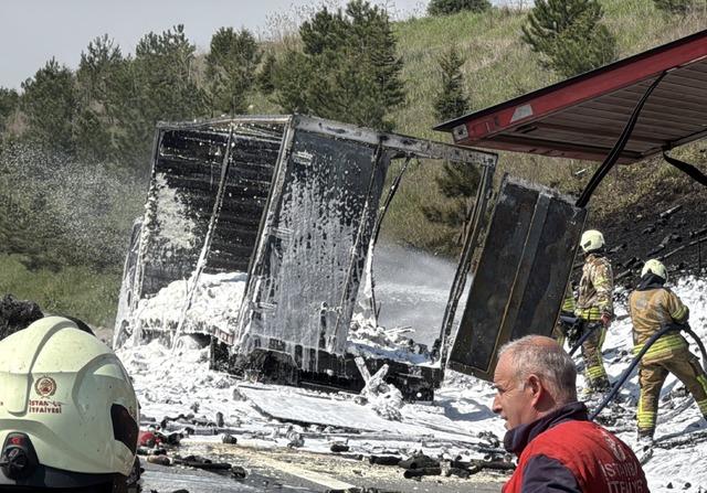 İstanbul da Kuzey Marmara Otoyolu nda tırda &ccedil;ıkan yangın s&ouml;nd&uuml;r&uuml;ld&uuml; 3