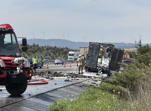 İstanbul da Kuzey Marmara Otoyolu nda tırda &ccedil;ıkan yangın s&ouml;nd&uuml;r&uuml;ld&uuml; 2