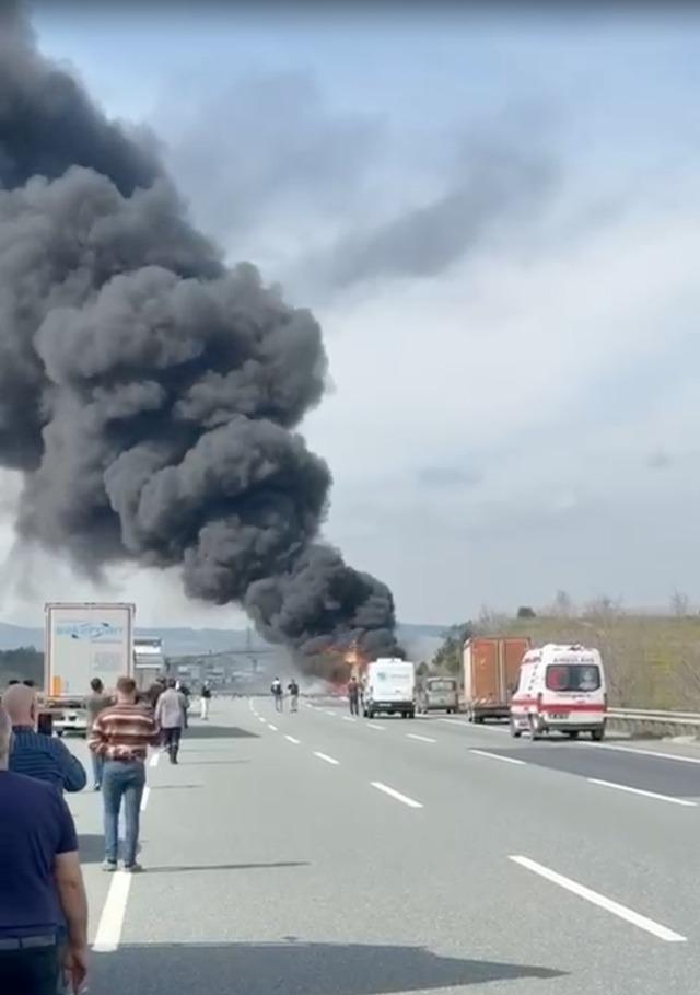 İstanbul da Kuzey Marmara Otoyolu nda tırda &ccedil;ıkan yangın s&ouml;nd&uuml;r&uuml;ld&uuml; 1