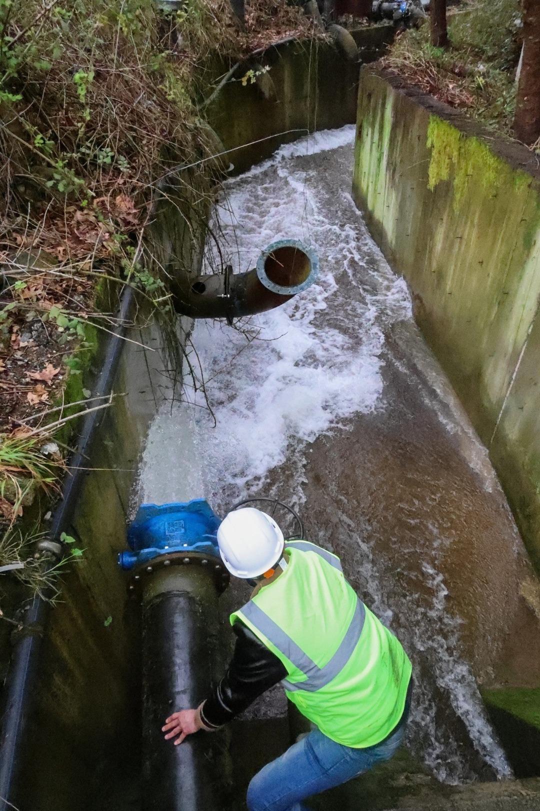 Baraj doldu, kapaklar a&ccedil;ıldı: Su g&ouml;le akıtılıyor 2