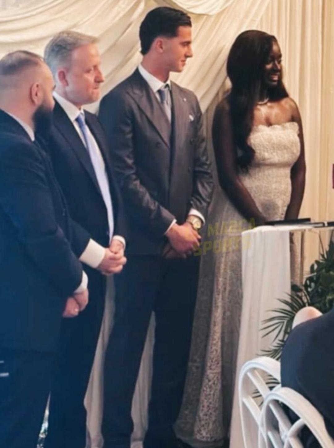 Milli futbolcu Bertuğ &Ouml;zg&uuml;r Yıldırım ın eşi efsane golc&uuml;n&uuml;n akrabası &ccedil;ıktı!  Meğer kız tarafıymışız  1