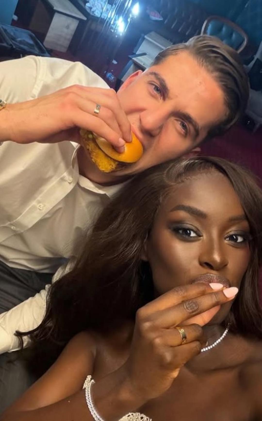 Milli futbolcu Bertuğ &Ouml;zg&uuml;r Yıldırım ın eşi efsane golc&uuml;n&uuml;n akrabası &ccedil;ıktı!  Meğer kız tarafıymışız  2