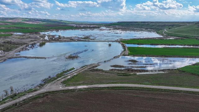 Diyarbakır da su altında kalan tarım arazileri ve yol dronla g&ouml;r&uuml;nt&uuml;lendi 6